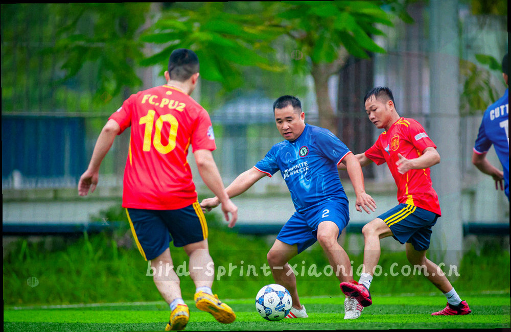 抽象赛道连线汇聚成多个联络节点，翠绿与明黄渐变光晕铺满画面